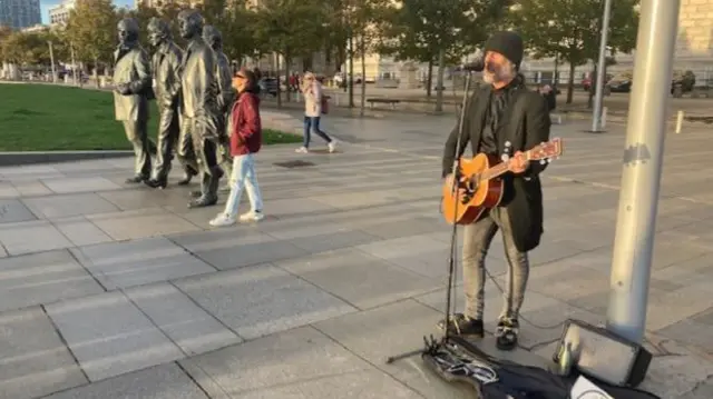 Busker Paul Kiddle