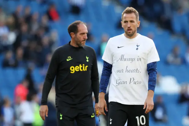 Harry Kane with 'Always in our hearts, Gian Piero' on his shirt