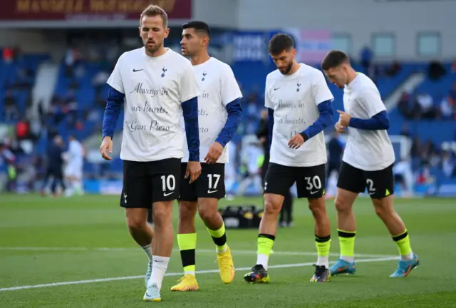 Harry Kane and other Tottenham players with 'Always in our hearts, Gian Piero' on their shirt