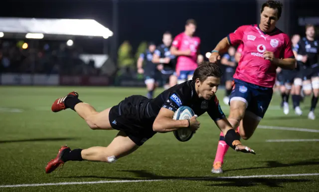 Sebastian Cancelliere scores a try for Glasgow Warriors against Bulls