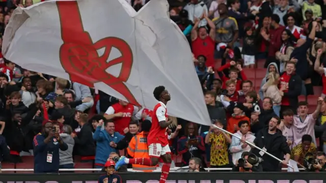 Bukayo Saka celebrating his goal, placing Arsenal in the lead.