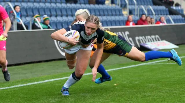 Caitlin Beevers scores a try