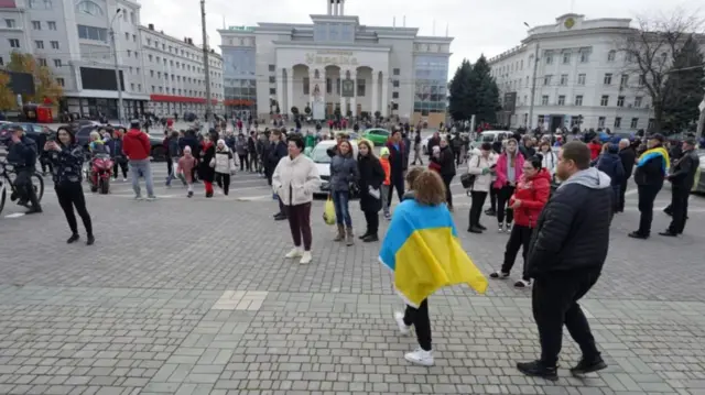 Crowds gathering in the centre of Kherson
