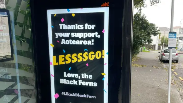 A sign at a bus stop thanking New Zealand for supporting the Black Ferns