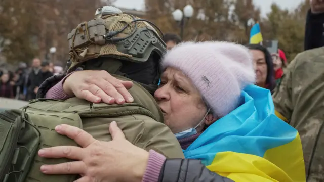 Kherson resident hugging soldier