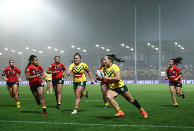 Isabelle Kelly scores her third try