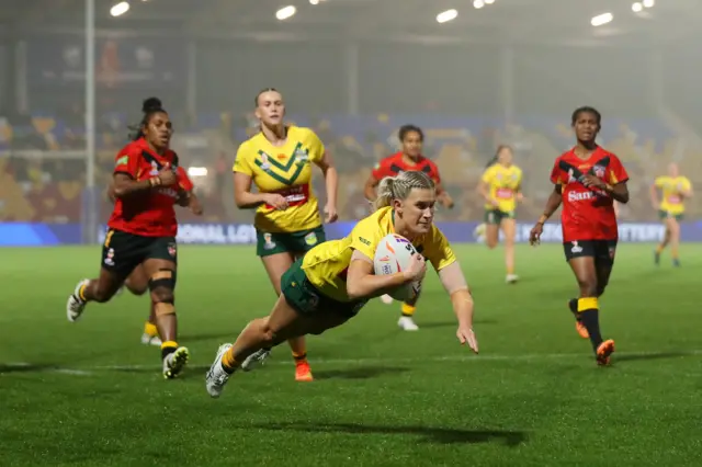 Shenae Ciesiolka scores Australia's sixth try