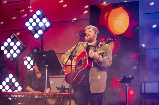 Tom Walker performing