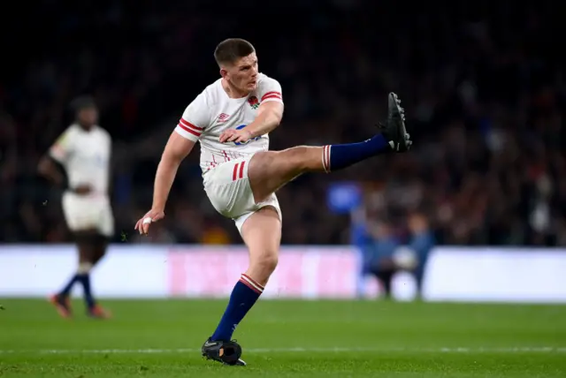 Owen Farrell kicks penalty