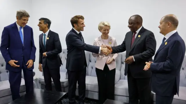 (From L to R) US Special Presidential Envoy for Climate John Kerry, British Prime Minister Rishi Sunak, French President Emmanuel Macron, President of the European Commission Ursula von der Leyen, South African President Cyril Ramaphosa and German Chancellor Olaf Scholz meet on the sidelines of the COP27 climate summit in Egypt's Red Sea resort city of Sharm el-Sheikh on 7 November 2022