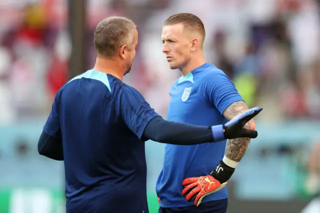 Jordan Pickford speaks to Goalkeeper coach Martyn Margetson