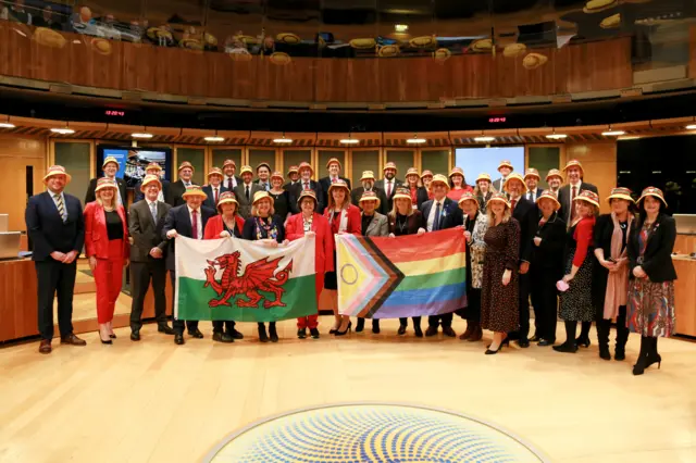 Ymgasglodd Aelodau o'r Senedd yn y Siambr yr wythnos ddiwethaf i ddymuno pob lwc i dîm pêl-droed Cymru yng Nghwpan y Byd