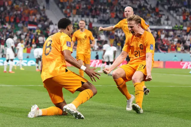 Codey Gakpo celebrates with Frenkie de Jong