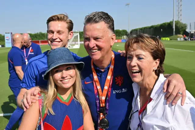 Frenkie de Jong, partner Mikky Kiemeney, Louis van Gaal and his wife Truss (R)