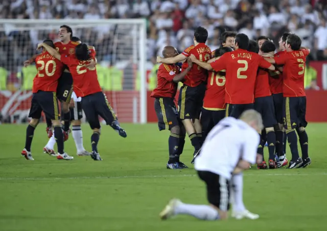 Spain celebrate winning Euro 2008