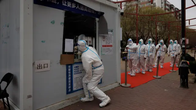 Pandemic prevention workers get tested in Beijing