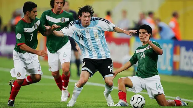 Lionel Messi (centre)