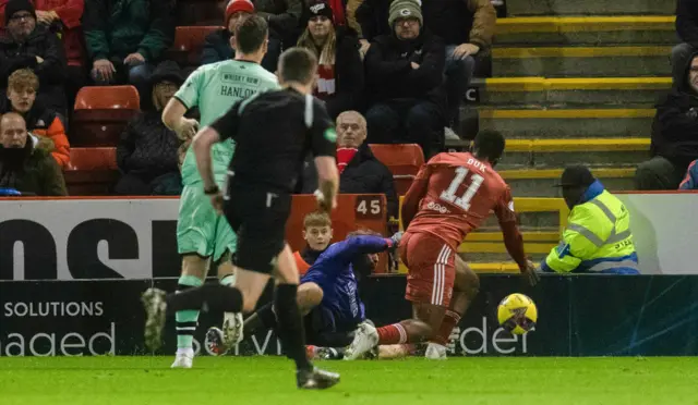 Luis Lopes is fouled by David Marshall