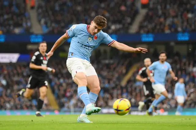 Julián Álvarez puts Man City ahead