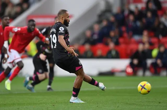 Bryan Mbeumo scores penalty for Brentford 1-1