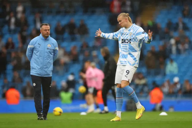 Erling Haaland warming up