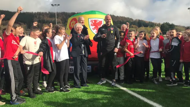 Rob Page ar ei ymweliad ag Ysgol Penyrenglyn