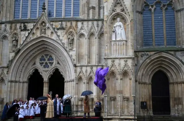 King Charles unveils statue