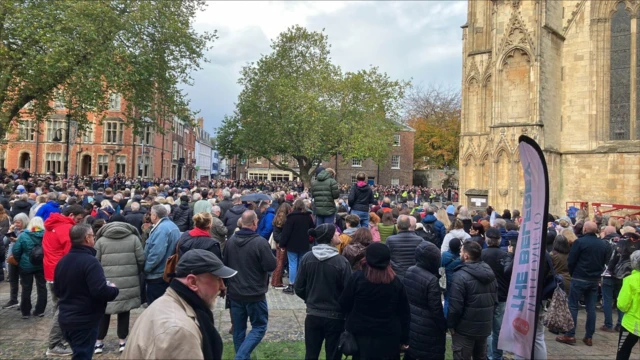 Crowds at York M|inster