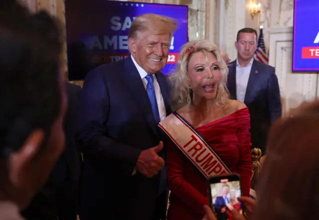 Trump mingles with supporters in Mar-a-Lago