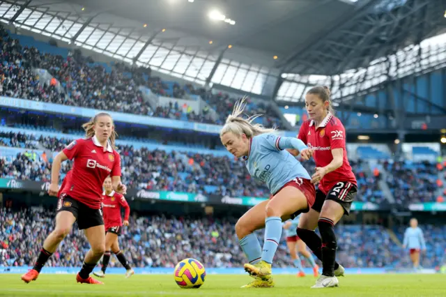 Lauren Hemp takes on the Manchester United defence