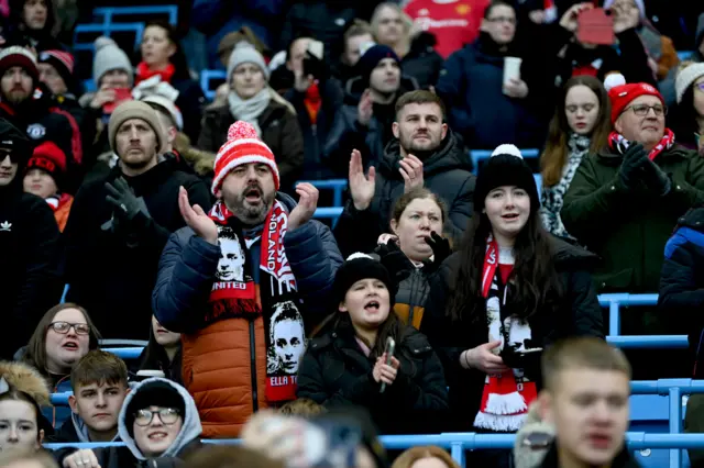 Manchester United fans clapping