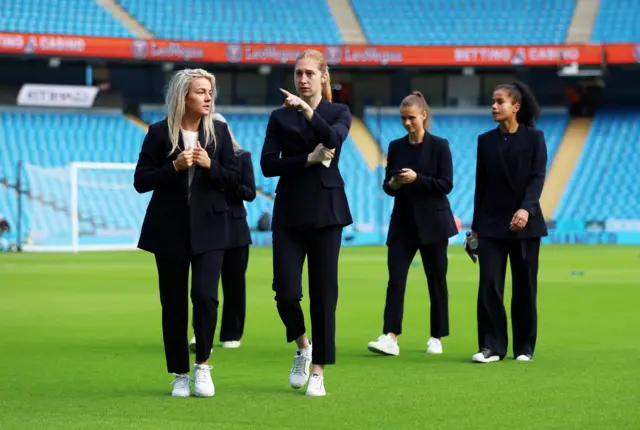 Manchester City players Lauren Hemp and Sandy Maciver talk on the pitch before the derby against Manchester United