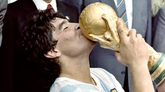 Maradona lifts the World Cup in 1986