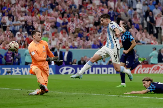 Julian Alvarez makes it 2-0 to Argentina against Croatia