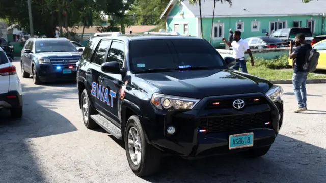 Two Bahamian police cars come to the court house in Nassau