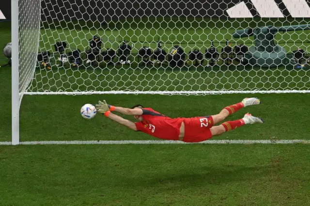 Emi Martinez penalty save against the Netherlands