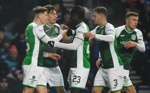 hibs celebrate nisbet goal