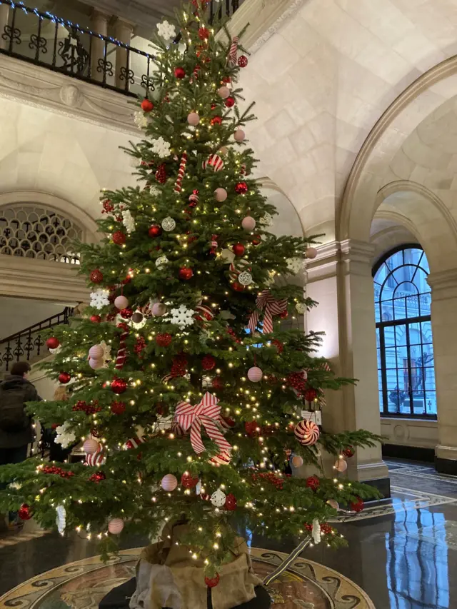 Christmas tree in Bank of England