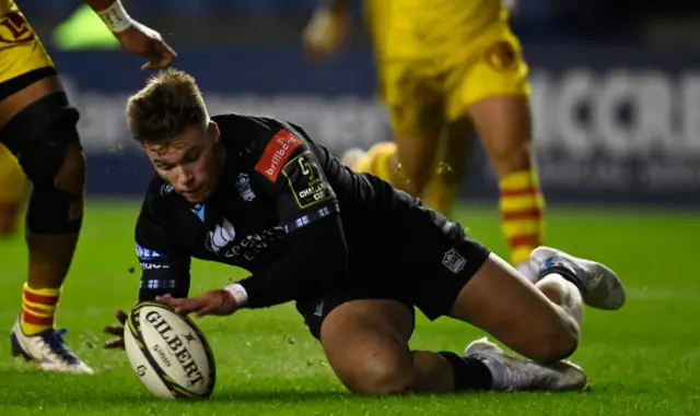 Huw Jones scores Glasgow's second try