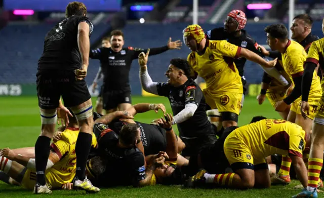 Glasgow celebrate their third try