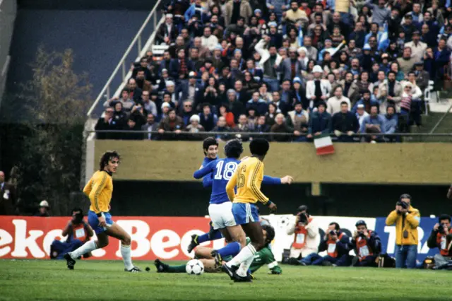 Photo taken on June 24, 1978 shows Italia's forward Paolo Rossi (C-L) fighting for the ball during the 1978 world Cup football match between Italia and Brazil at the Estadio Monumental, in Buenos Aires.