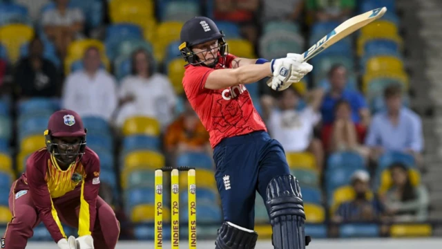 Heather Knight batting