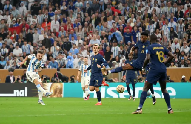 Alexis Mac Allister tries a shot in the World Cup final