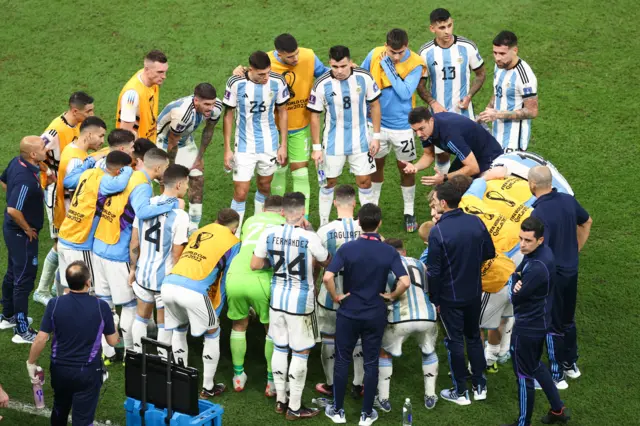 Luca Scaloni speaks to his Argentina players