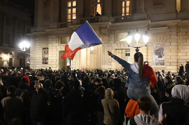 Fans wait for the arrival of the French national football team