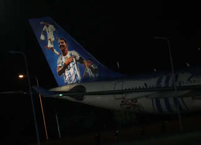 Lionel Messi plane wing