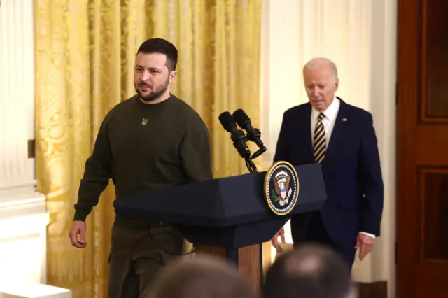 US President Joe Biden (R) and Ukrainian President Volodymyr Zelensky (L)