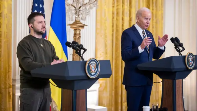 US President Joe Biden (R) and Ukrainian President Volodymyr Zelensky (L) hold a press conference in the East Room of the White House