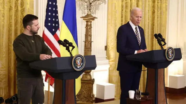 US President Joe Biden (R) and Ukrainian President Volodymyr Zelensky (L) hold a press conference in the East Room of the White House