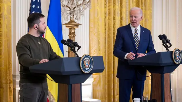 US President Joe Biden (R) and Ukrainian President Volodymyr Zelensky (L) hold a press conference in the East Room of the White House